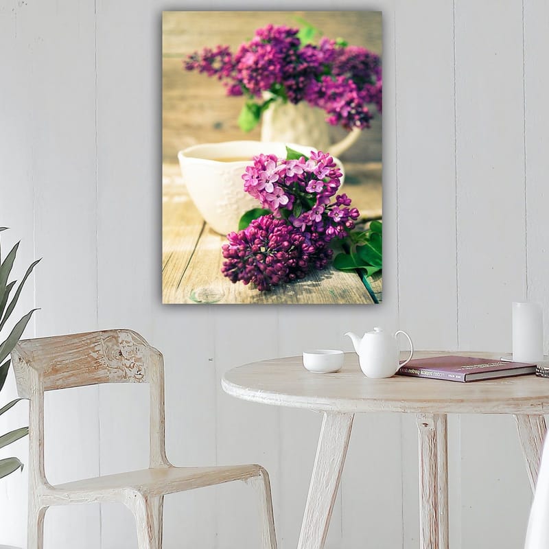 Canvastavla 70x100 cm - Vacker bukett av syrener i en vit kanna med en kopp i förgrunden - Lila / Grön / Vit - Inredning - Tavlor & konst - Canvastavlor
