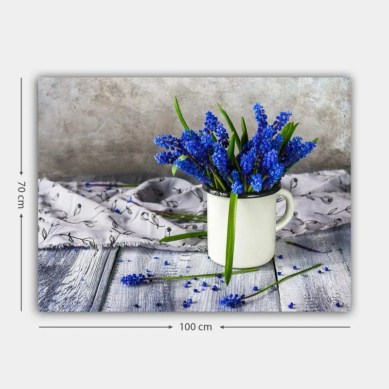 Canvastavla 70x100 cm - Vacker bukett med blå hyacinter i en vit kopp - Blå / Grön - Inredning - Tavlor & konst - Canvastavlor