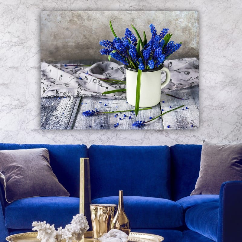 Canvastavla 70x100 cm - Vacker bukett med blå hyacinter i en vit kopp - Blå / Grön - Inredning - Tavlor & konst - Canvastavlor