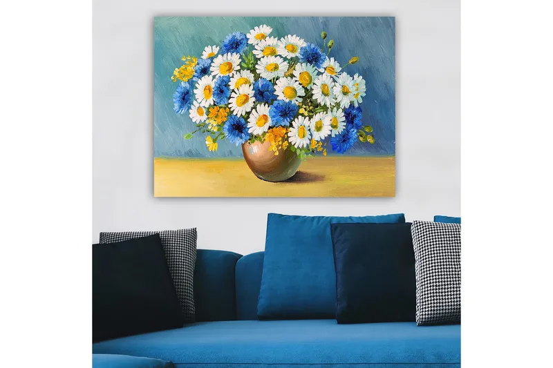 Canvastavla 70x100 cm - Vacker bukett med blå och vita blommor i en brun vas - Blå / Vit / Gul - Inredning - Tavlor & konst - Canvastavlor