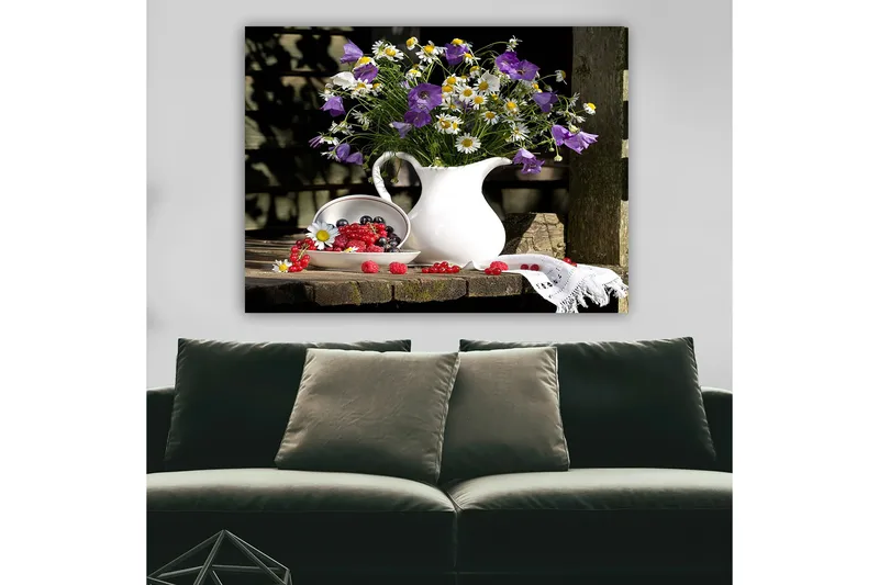 Canvastavla 70x100 cm - Vacker bukett med blommor i en vit kanna, omgiven av färska bär på en träyta - Lila / Vit / Grön - Inredning - Tavlor & konst - Canvastavlor