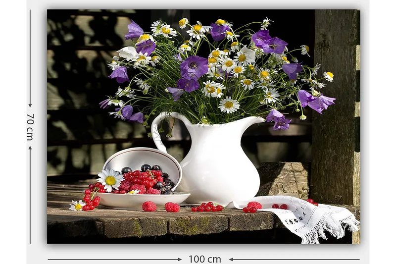 Canvastavla 70x100 cm - Vacker bukett med blommor i en vit kanna, omgiven av färska bär på en träyta - Lila / Vit / Grön - Inredning - Tavlor & konst - Canvastavlor