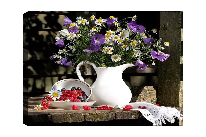 Canvastavla 70x100 cm - Vacker bukett med blommor i en vit kanna, omgiven av färska bär på en träyta, Lila / Vit / Grön