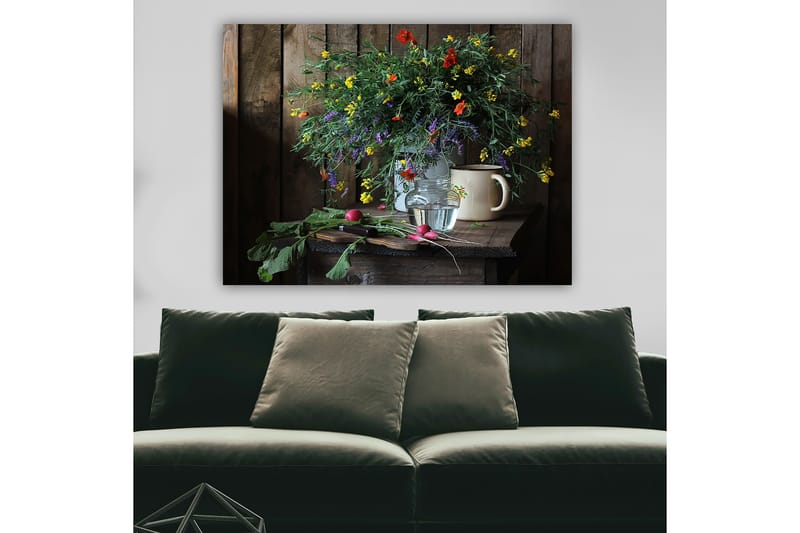 Canvastavla 70x100 cm - Vacker bukett med färgglada blommor i en glasvas på ett träbord, Grön / Gul / Röd