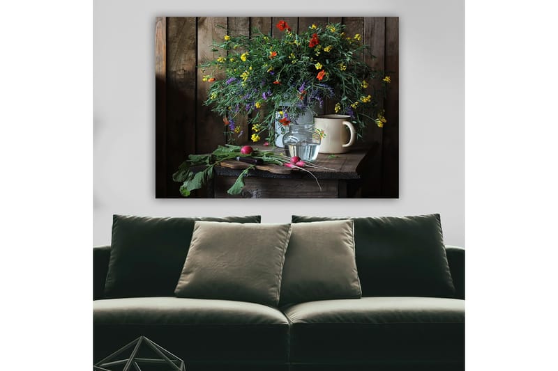 Canvastavla 70x100 cm - Vacker bukett med färgglada blommor i en glasvas på ett träbord, Grön / Gul / Röd