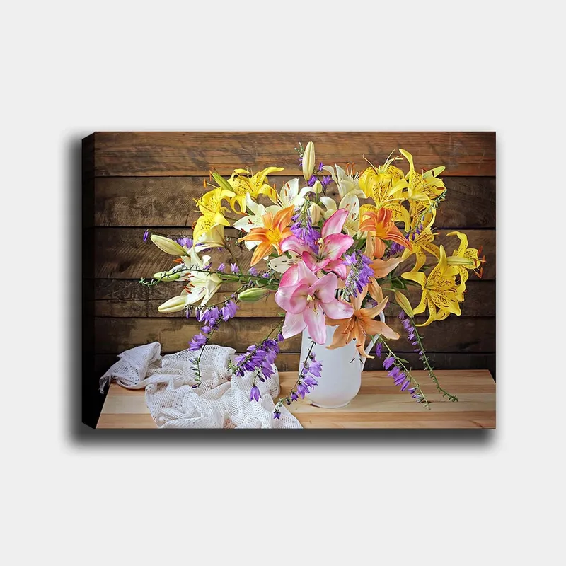 Canvastavla 70x100 cm - Vacker bukett med färgglada blommor i en vit vas, Gul / Rosa / Lila