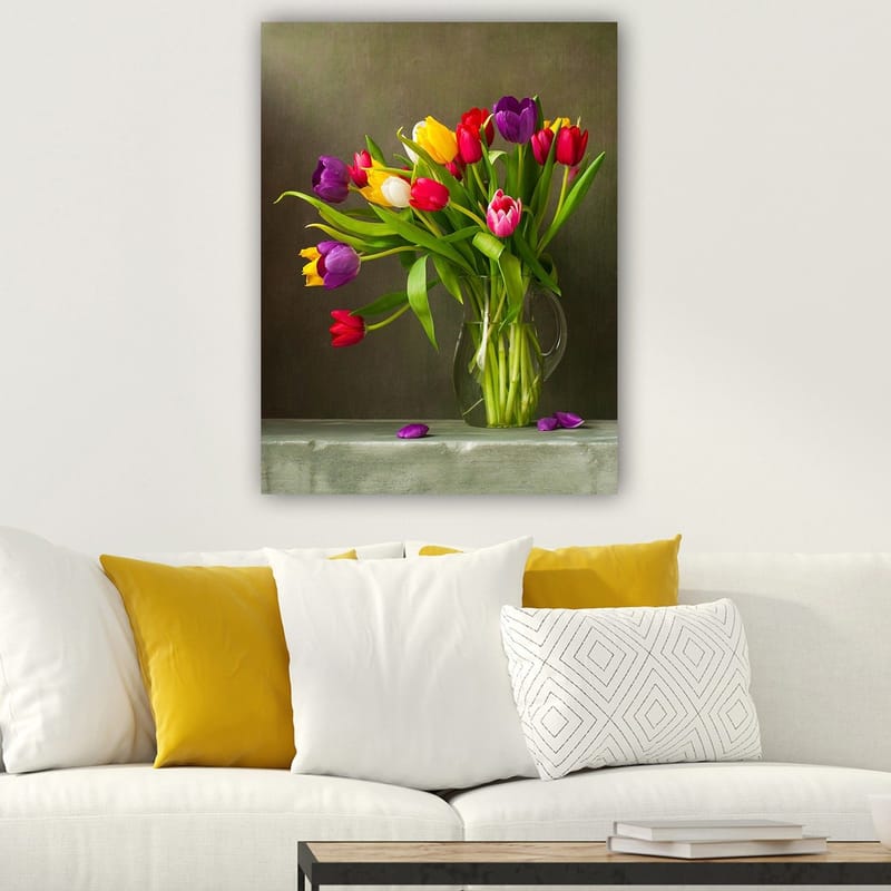 Canvastavla 70x100 cm - Vacker bukett med färgglada tulpaner i en glasvas - Lila / Röd / Gul - Inredning - Tavlor & konst - Canvastavlor