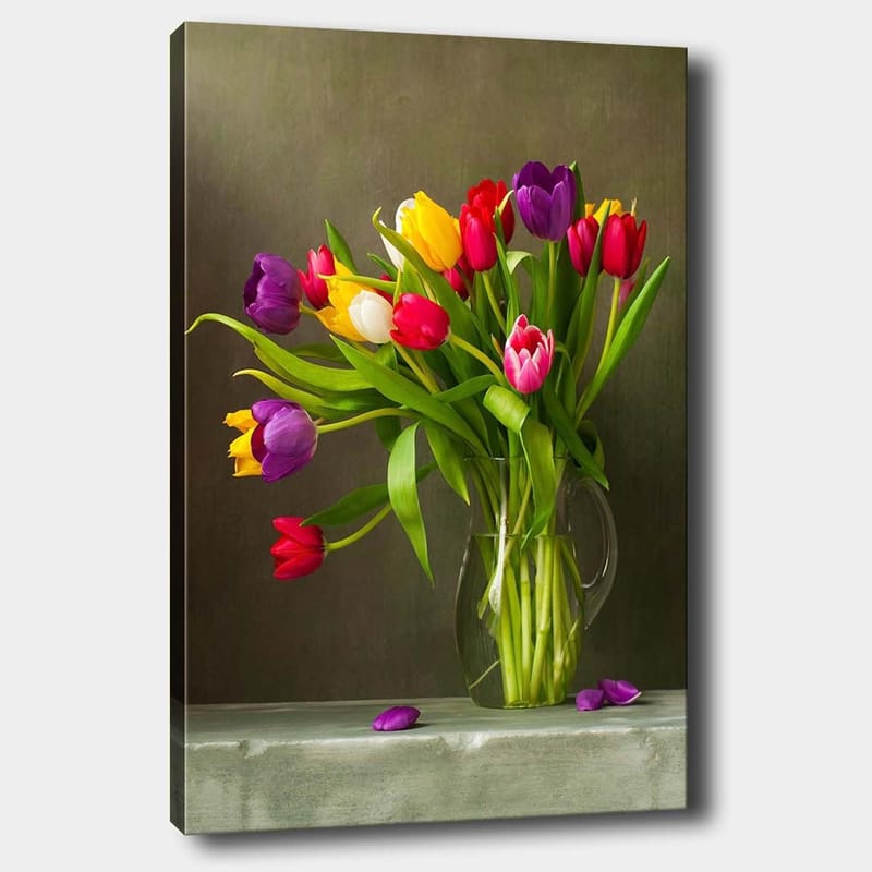 Canvastavla 70x100 cm - Vacker bukett med färgglada tulpaner i en glasvas, Lila / Röd / Gul
