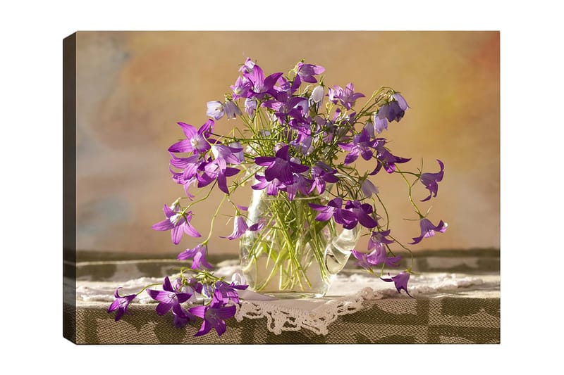 Canvastavla 70x100 cm - Vacker bukett med lila blommor i en glasvas - Lila / Grön - Inredning - Tavlor & konst - Canvastavlor