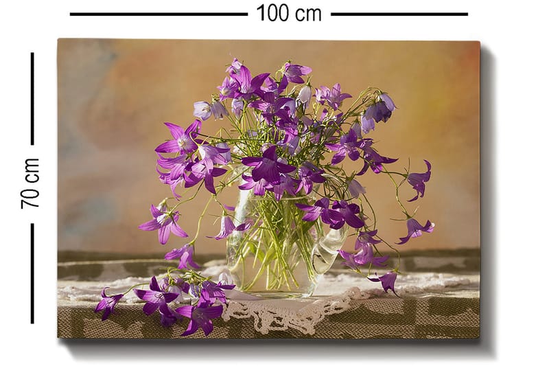 Canvastavla 70x100 cm - Vacker bukett med lila blommor i en glasvas - Lila / Grön - Inredning - Tavlor & konst - Canvastavlor