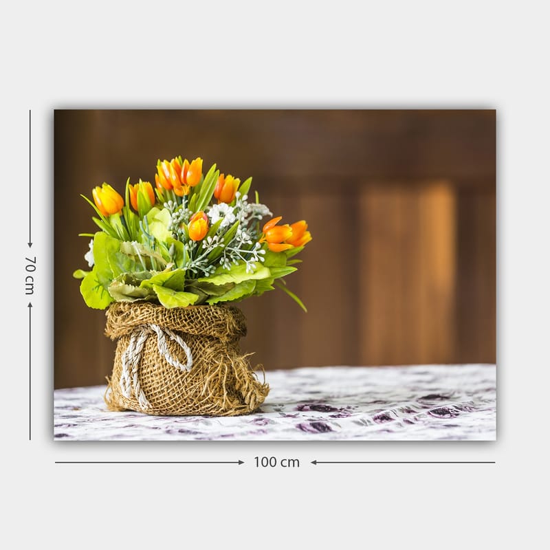 Canvastavla 70x100 cm - Vacker bukett med orange tulpaner och gröna blad i en jutevävskorg - Orange / Grön / Vit - Inredning - Tavlor & konst - Canvastavlor