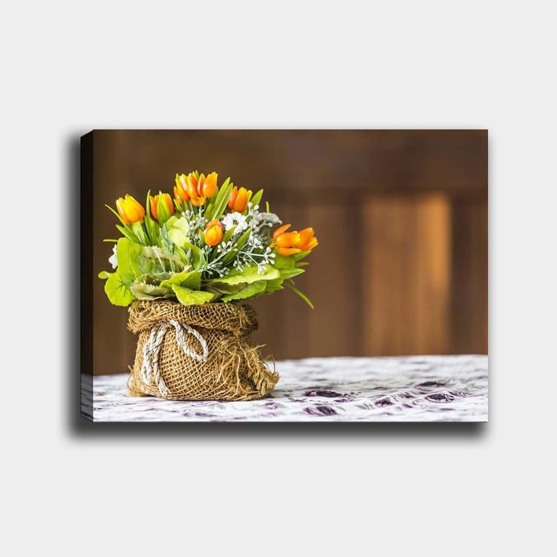 Canvastavla 70x100 cm - Vacker bukett med orange tulpaner och gröna blad i en jutevävskorg - Orange / Grön / Vit - Inredning - Tavlor & konst - Canvastavlor