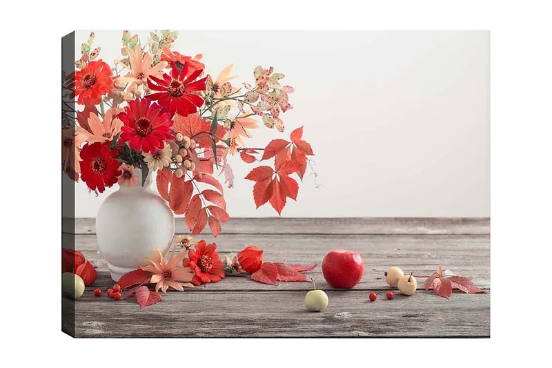 Canvastavla 70x100 cm - Vacker bukett med röda och orange blommor i en vit vas, omgiven av höstlöv och frukter, Röd / Orange / Grön