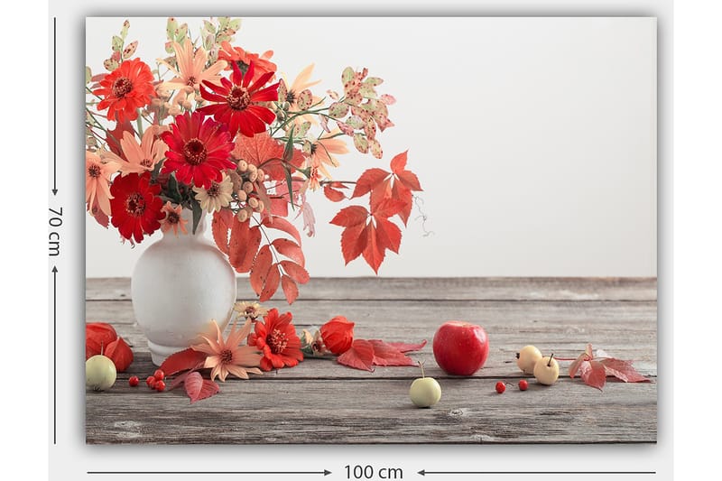 Canvastavla 70x100 cm - Vacker bukett med röda och orange blommor i en vit vas, omgiven av höstlöv och frukter - Röd / Orange / Grön - Inredning - Tavlor & konst - Canvastavlor
