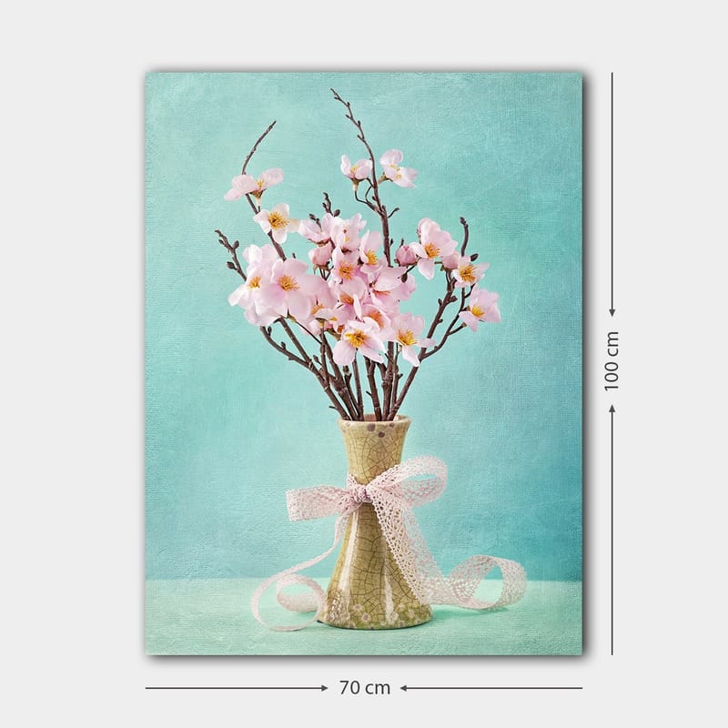 Canvastavla 70x100 cm - Vacker bukett med rosa blommor i en grön vas dekorerad med ett ljusrosa band - Rosa / Grön / Ljusblå - Inredning - Tavlor & konst - Canvastavlor