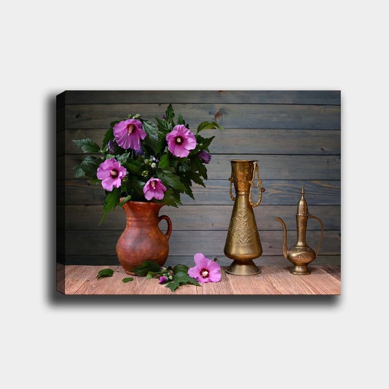 Canvastavla 70x100 cm - Vacker bukett med rosa blommor i en keramikvas på ett träbord, omgiven av metallföremål - Rosa / Grön / Brun - Inredning - Tavlor & konst - Canvastavlor