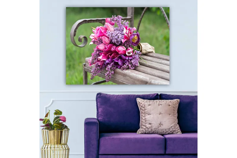 Canvastavla 70x100 cm - Vacker bukett med rosa och lila blommor arrangerad på en bänk, Rosa / Lila / Grön
