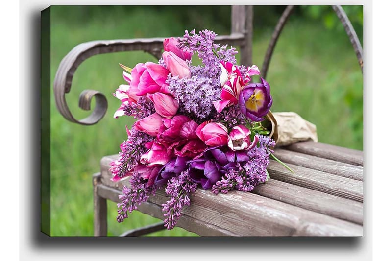 Canvastavla 70x100 cm - Vacker bukett med rosa och lila blommor arrangerad på en bänk - Rosa / Lila / Grön - Inredning - Tavlor & konst - Canvastavlor