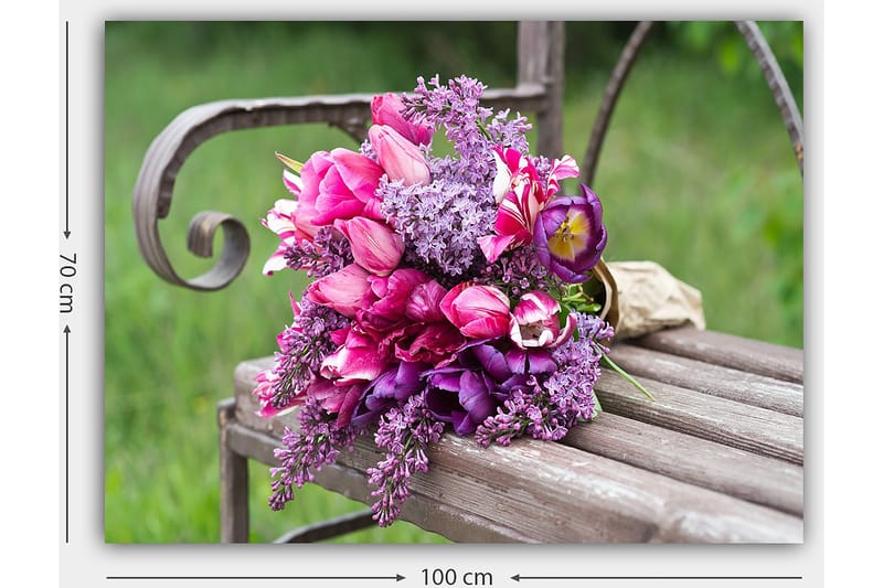 Canvastavla 70x100 cm - Vacker bukett med rosa och lila blommor arrangerad på en bänk - Rosa / Lila / Grön - Inredning - Tavlor & konst - Canvastavlor