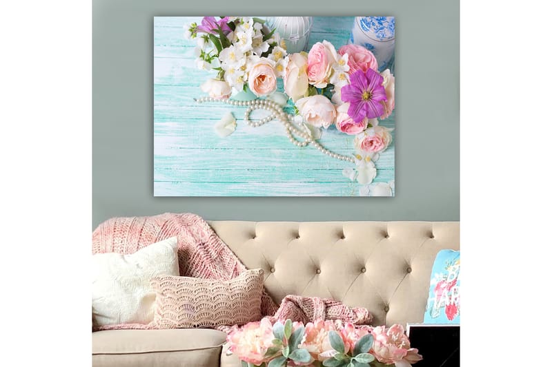 Canvastavla 70x100 cm - Vacker bukett med rosa och lila blommor tillsammans med pärlor på en ljusgrön bakgrund - Rosa / Lila / Vit - Inredning - Tavlor & konst - Canvastavlor
