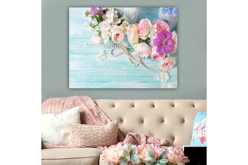 Canvastavla 70x100 cm - Vacker bukett med rosa och lila blommor tillsammans med pärlor på en ljusgrön bakgrund - Rosa / Lila / Vit - Inredning - Tavlor & konst - Canvastavlor