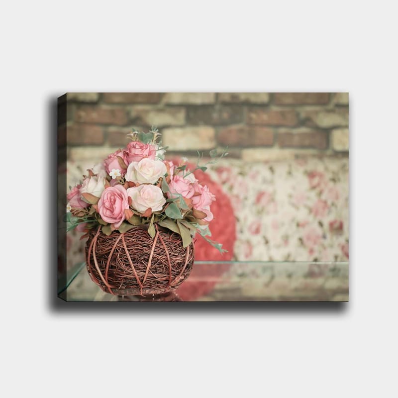 Canvastavla 70x100 cm - Vacker bukett med rosa rosor i en korg av kvistar - Rosa / Grön / Brun - Inredning - Tavlor & konst - Canvastavlor