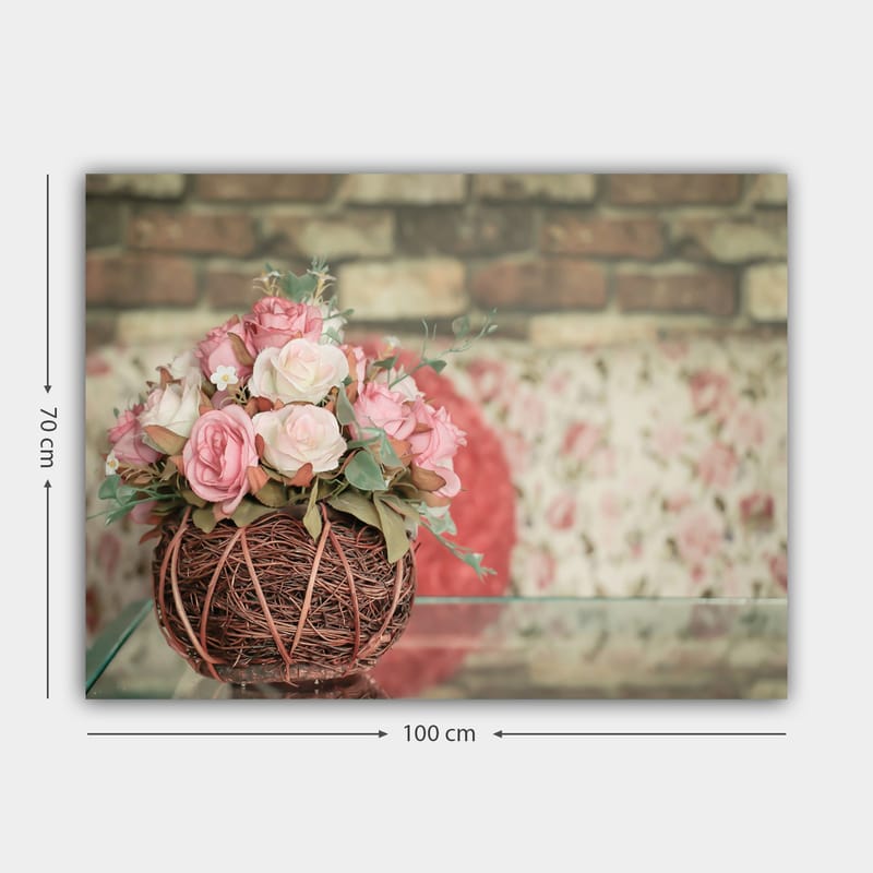 Canvastavla 70x100 cm - Vacker bukett med rosa rosor i en korg av kvistar - Rosa / Grön / Brun - Inredning - Tavlor & konst - Canvastavlor