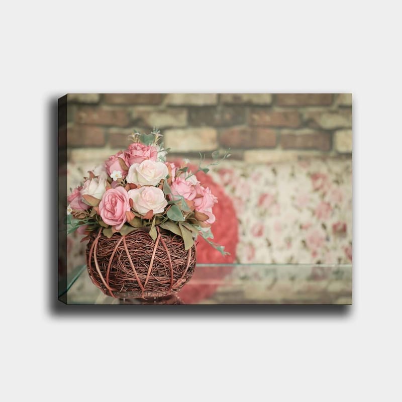 Canvastavla 70x100 cm - Vacker bukett med rosa rosor i en korg av kvistar - Rosa / Grön / Brun - Inredning - Tavlor & konst - Canvastavlor