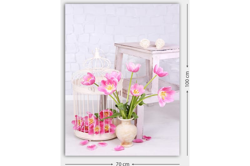 Canvastavla 70x100 cm - Vacker bukett med rosa tulpaner i en kruka, omgiven av blomblad och en fågelbur - Rosa / Grön / Beige - Inredning - Tavlor & konst - Canvastavlor
