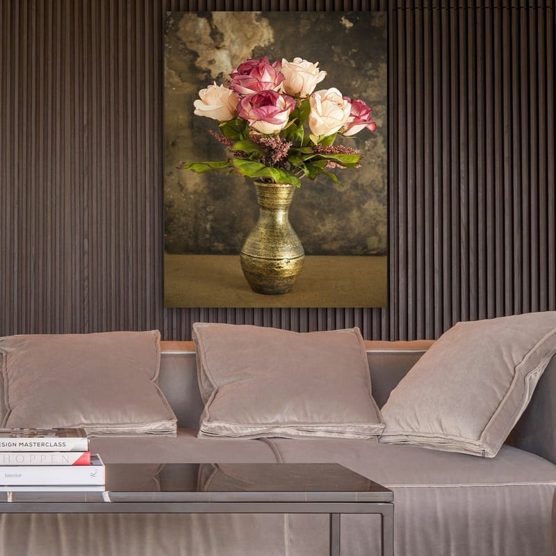Canvastavla 70x100 cm - Vacker bukett med rosor i en dekorativ vas - Rosa / Grön / Guld - Inredning - Tavlor & konst - Canvastavlor