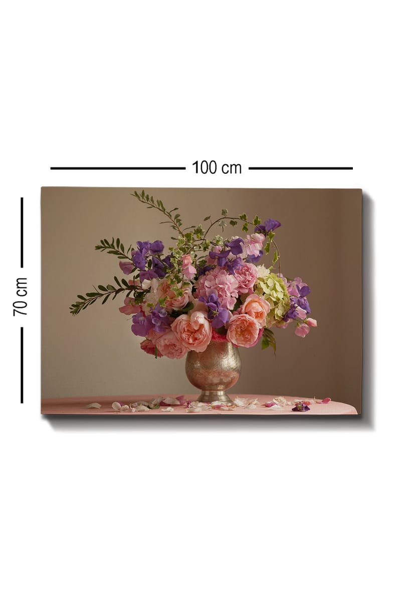 Canvastavla 70x100 cm - Vacker bukett med rosor och andra blommor i en silvervas - Rosa / Lila / Grön - Inredning - Tavlor & konst - Canvastavlor