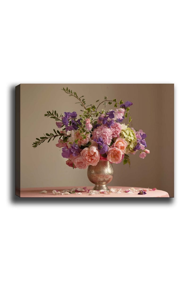 Canvastavla 70x100 cm - Vacker bukett med rosor och andra blommor i en silvervas, Rosa / Lila / Grön