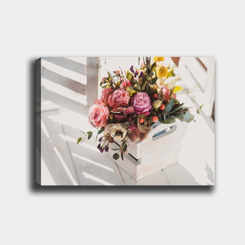Canvastavla 70x100 cm - Vacker bukett med rosor och andra blommor i en vit korg - Rosa / Grön / Gul - Inredning - Tavlor & konst - Canvastavlor