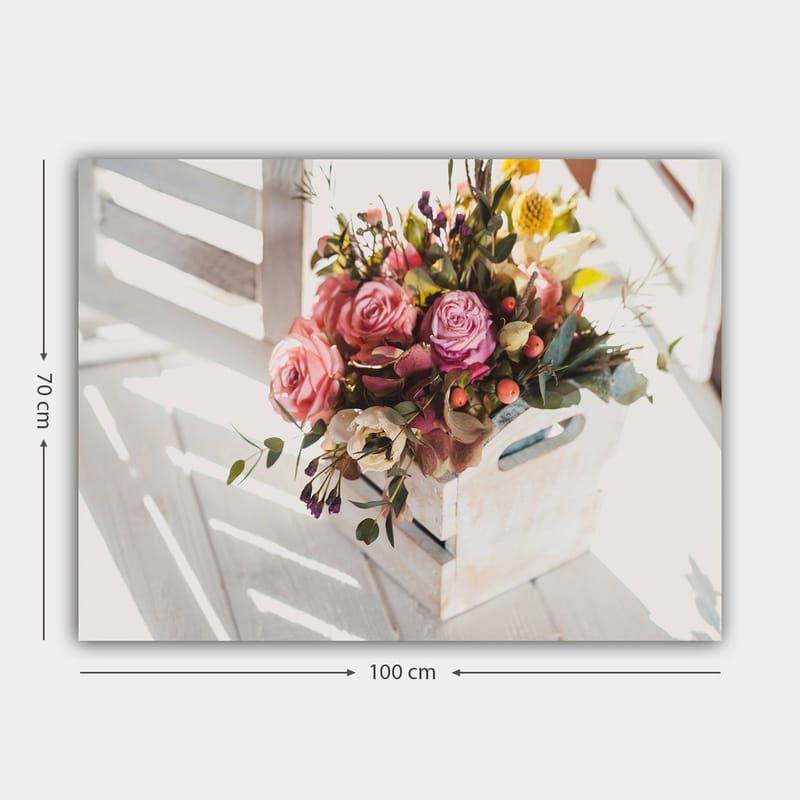 Canvastavla 70x100 cm - Vacker bukett med rosor och andra blommor i en vit korg - Rosa / Grön / Gul - Inredning - Tavlor & konst - Canvastavlor