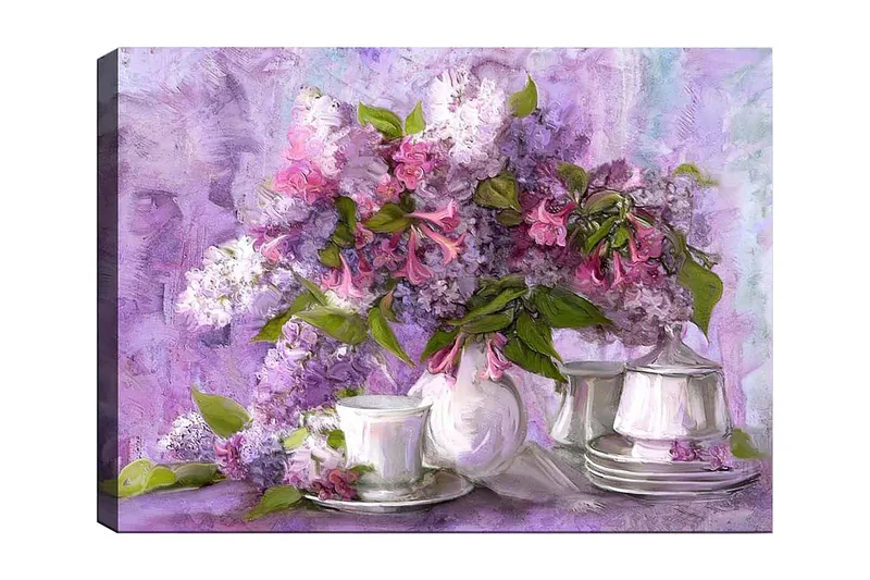 Canvastavla 70x100 cm - Vacker bukett med syrener i lila och rosa nyanser, omgiven av vita porslinskoppar och fat, Lila / Rosa / Grön
