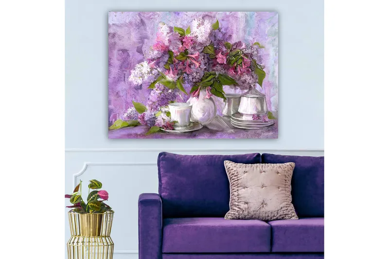 Canvastavla 70x100 cm - Vacker bukett med syrener i lila och rosa nyanser, omgiven av vita porslinskoppar och fat - Lila / Rosa / Grön - Inredning - Tavlor & konst - Canvastavlor