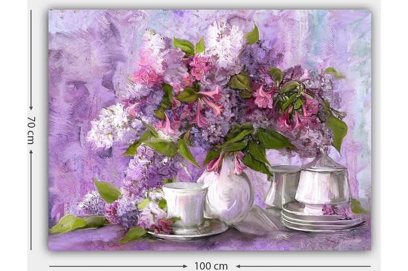 Canvastavla 70x100 cm - Vacker bukett med syrener i lila och rosa nyanser, omgiven av vita porslinskoppar och fat - Lila / Rosa / Grön - Inredning - Tavlor & konst - Canvastavlor