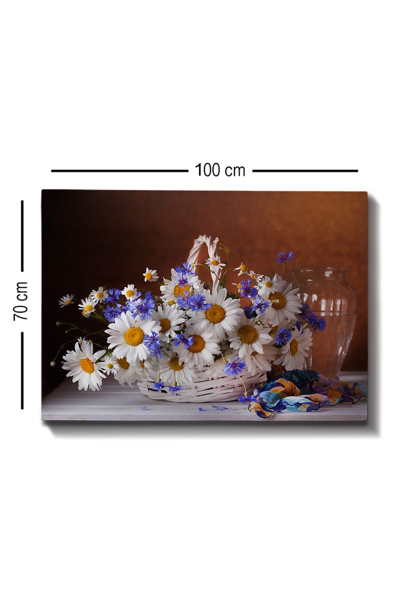 Canvastavla 70x100 cm - Vacker bukett med prästkragar och blåklint i en korg - Vit / Blå / Gul - Inredning - Tavlor & konst - Canvastavlor