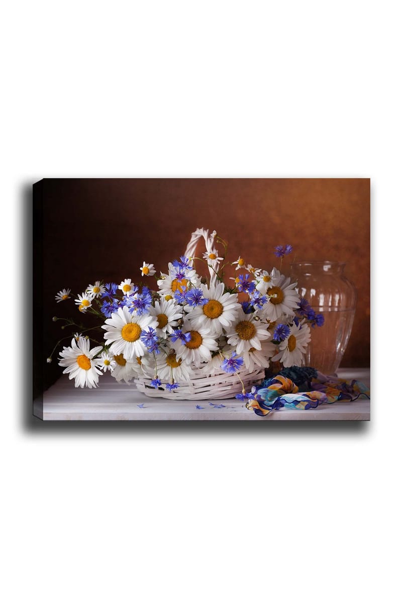 Canvastavla 70x100 cm - Vacker bukett med prästkragar och blåklint i en korg - Vit / Blå / Gul - Inredning - Tavlor & konst - Canvastavlor