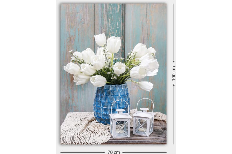 Canvastavla 70x100 cm - Vacker bukett vita tulpaner i en blå vas, placerad på en träyta med ljusa detaljer - Vit / Blå / Grå - Inredning - Tavlor & konst - Canvastavlor