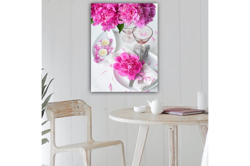 Canvastavla 70x100 cm - Vacker dukning med rosa pioner och eleganta glas - Rosa / Vit - Inredning - Tavlor & konst - Canvastavlor