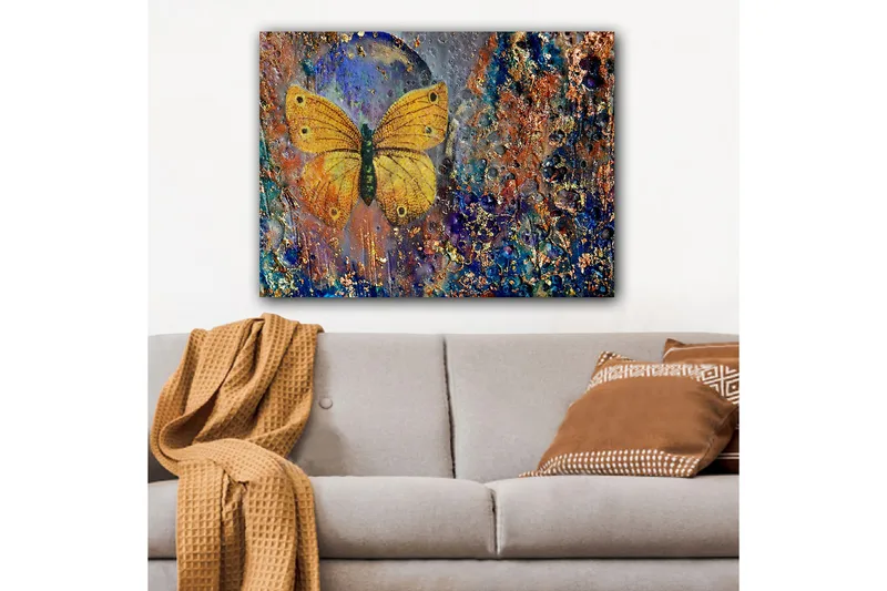 Canvastavla 70x100 cm - Vacker fjäril i gult som svävar över en abstrakt bakgrund med färgglada detaljer - Gult / Blått / Brunt - Inredning - Tavlor & konst - Canvastavlor