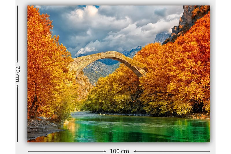 Canvastavla 70x100 cm - Vacker höstlandskap med en gammal stenbro som sträcker sig över en glittrande flod omgiven av färgglada träd - Orange / Grön / Blå - Inredning - Tavlor & konst - Canvastavlor