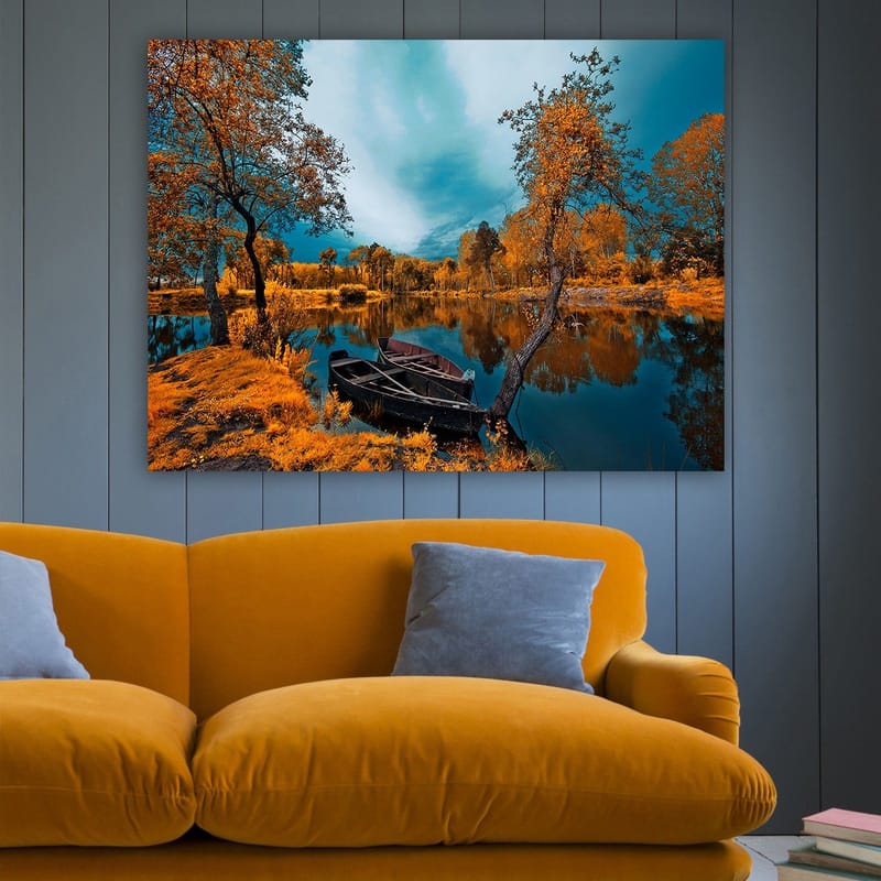 Canvastavla 70x100 cm - Vacker höstlandskap med en stilla sjö och en båt vid strandkanten - Orange / Turkos - Inredning - Tavlor & konst - Canvastavlor