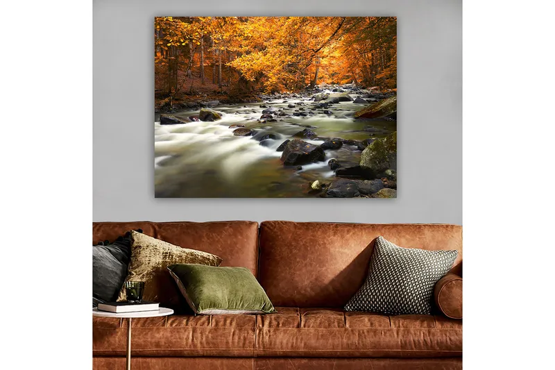Canvastavla 70x100 cm - Vacker höstlandskap med en porlande bäck omgiven av gyllene och orange lövverk - Gyllene / Orange / Grön - Inredning - Tavlor & konst - Canvastavlor