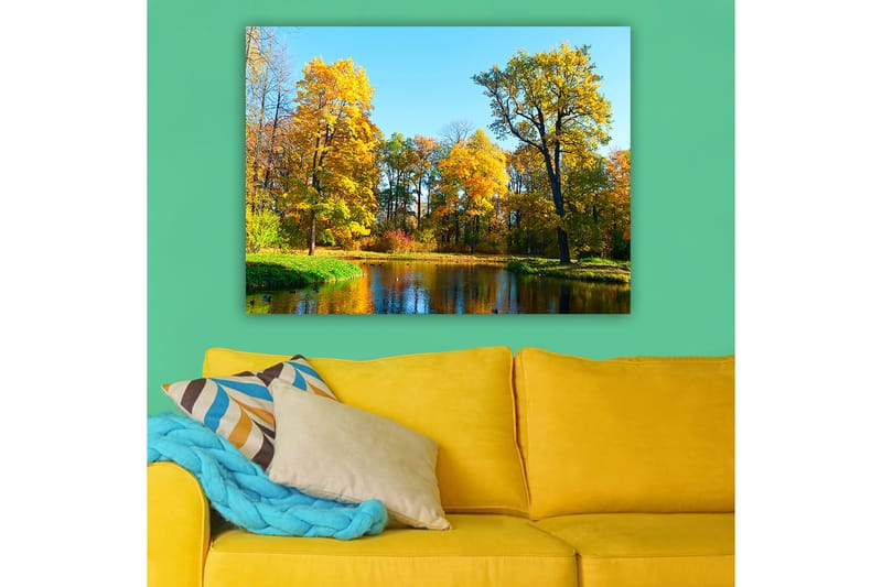 Canvastavla 70x100 cm - Vacker höstlandskap med färgglada träd och en spegelblanka sjö - Guldgul / Grön / Blå - Inredning - Tavlor & konst - Canvastavlor