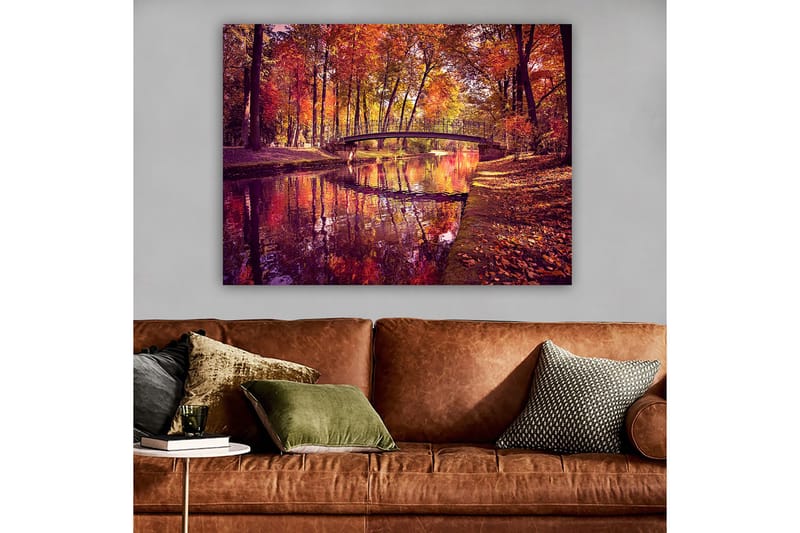 Canvastavla 70x100 cm - Vacker höstscen med en bro som sträcker sig över en spegelblanka vattenyta omgiven av färgglada träd - Orange / Röd / Gul - Inredning - Tavlor & konst - Canvastavlor