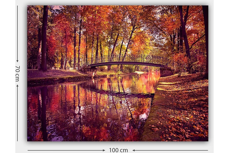 Canvastavla 70x100 cm - Vacker höstscen med en bro som sträcker sig över en spegelblanka vattenyta omgiven av färgglada träd - Orange / Röd / Gul - Inredning - Tavlor & konst - Canvastavlor