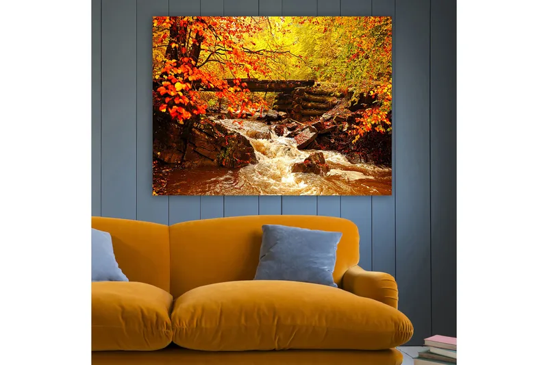 Canvastavla 70x100 cm - Vacker höstscen med en porlande bäck omgiven av färgglada träd och löv i varma nyanser - Orange / Gult / Brunt - Inredning - Tavlor & konst - Canvastavlor