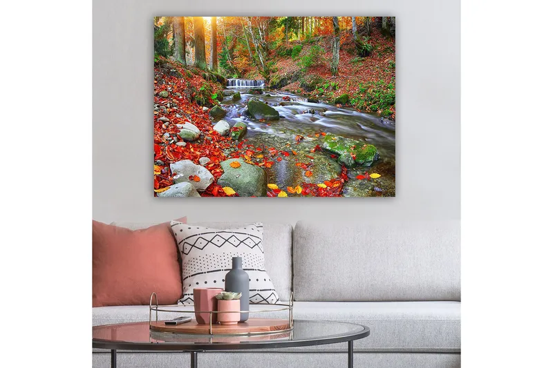 Canvastavla 70x100 cm - Vacker höstscen med en porlande bäck omgiven av färgglada höstlöv - Röd / Grön / Brun - Inredning - Tavlor & konst - Canvastavlor